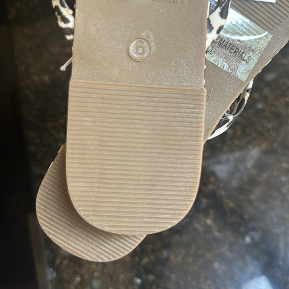 💜🤑 🆕 NEW YORK & CO leopard print flip flops size 6 - Picture 5 of 7